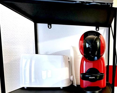 un mixeur rouge et blanc assis sur une table dans l'établissement La Dépendance - studio cosy, à Rouen