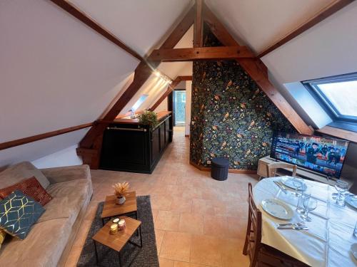 un salon avec un canapé et une table dans l'établissement Domaine Rêve Normand Honfleur 10 pax, à Genneville