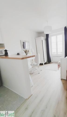 une chambre blanche avec un comptoir et des chaises blanches dans l'établissement Paroisse - CI - Versailles Le Cocon, nid douillet à deux pas du Château, à Versailles