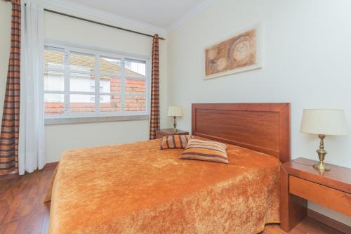 a bedroom with a large bed and a window at Hospedaria Maioral in Vila Franca de Xira