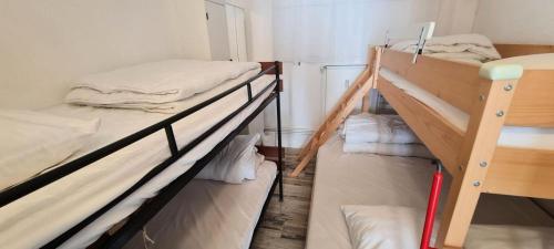 - 2 lits superposés dans une petite chambre avec une échelle dans l'établissement Résidence Bero Bisto - maeva Home - Appartement 3 pièces 8 personnes - Confort MAE-1131, à La Mongie