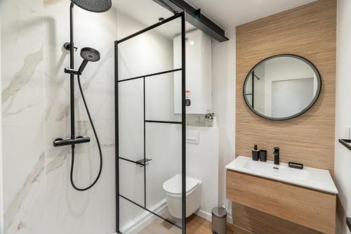 une salle de bain avec une douche avec des toilettes et un lavabo dans l'établissement Stunning new apartments in Paris, à Paris