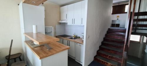 une petite cuisine avec un escalier menant à une chambre dans l'établissement Résidence Plein Ciel - maeva Home - Appartement 2 pièces 5 personnes - Confort MAE-1211, à La Mongie