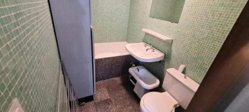 une petite salle de bain avec toilettes et lavabo dans l'établissement Résidence Plein Ciel - maeva Home - Appartement 2 pièces 5 personnes - Confort MAE-1211, à La Mongie