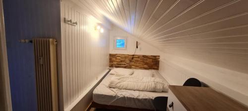 Cette petite chambre comprend un petit lit d'angle. dans l'établissement Résidence Le Dôme - maeva Home - Appartement 4 pièces 10 personnes - Confort MAE-1781, à La Mongie