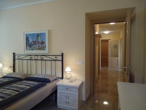 a bedroom with a bed and a table with lamps at Villa Carlotta Typ C3 in Crone