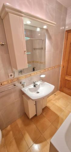a bathroom with a sink and a mirror at Apartamento M in Arteixo