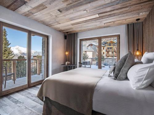 Ένα ή περισσότερα κρεβάτια σε δωμάτιο στο Chalet spacieux avec bain nordique, hammam et vue proche des pistes - FR-1-570-66