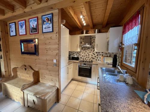 - une cuisine avec un comptoir et un évier dans une cabine dans l'établissement Chalet familial avec Wifi et parking aux Gets - FR-1-671-280, aux Gets