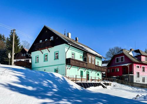 Bartošovice v Orlických HoráchにあるDomeček Lyžákuの雪家集団