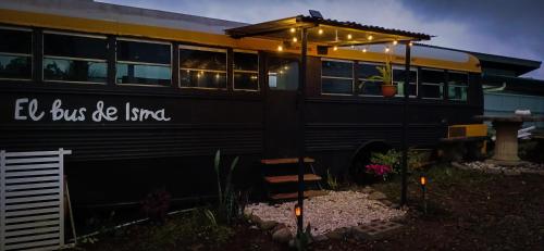 a bus parked in front of a house at El Bus de Isma Hospedaje Ecológico in San Gerardo