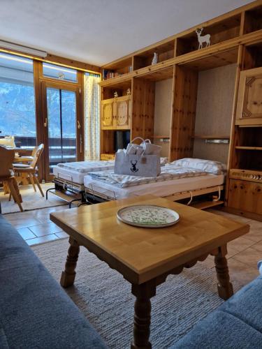 uma sala de estar com duas camas e uma mesa em Alpenliebe Lofer - Bergblick & Pool em Sankt Martin bei Lofer