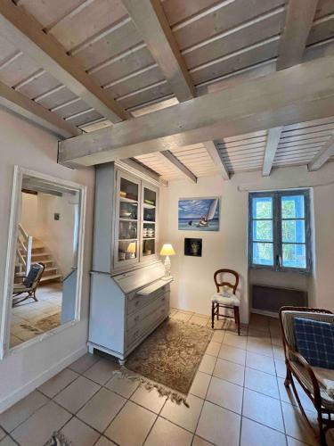 une pièce avec un bureau et une chaise dans une pièce dans l'établissement Maison de famille en bord de mer, à Saint-Gildas-de-Rhuys