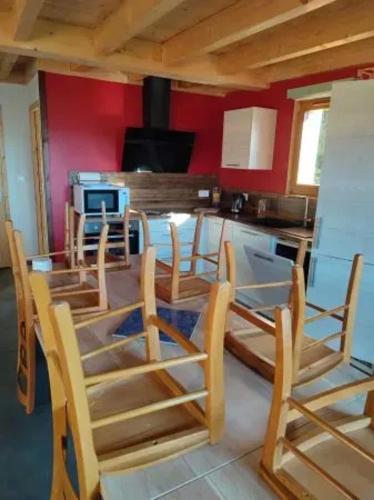 une cuisine avec une table et des chaises dans une pièce dans l'établissement Chalet spacieux avec jardin à La Longeville, à La Longeville