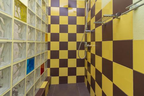 a bathroom with a checkeredkered wall at Guet House Vila tejo in Vila Franca de Xira