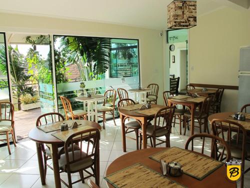 a restaurant with tables and chairs in a room at Hotel Bonnel Eirelli - Tropical in Cachoeira do Sul