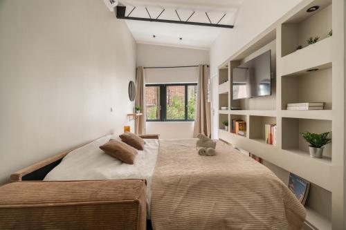 une chambre avec deux lits et une fenêtre dans l'établissement Stunning new apartments in Paris, à Paris