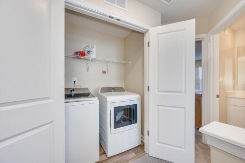 Η κουζίνα ή μικρή κουζίνα στο 3BR 3Bath Newly Built Townhome in Charles Town, WV