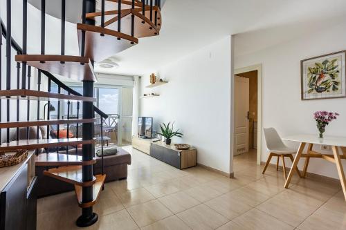 una sala de estar con una escalera de caracol y una mesa en CASA DOBLE - penthouse, pool, priv parking, fibre net, spacious terrace, en San Miguel de Abona