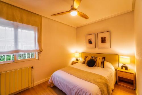 sypialnia z łóżkiem i wentylatorem sufitowym w obiekcie VILLA MARIE Estancia Premium en el MAR MENOR con Jacuzzi Climatizado w mieście Los Narejos