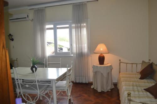 Habitación con mesa, cama y ventana en Mendoza Centrico Departamento Amoblado en Mendoza