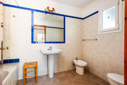 a bathroom with a sink and a toilet and a tub at Villa Carmen in Es Mercadal