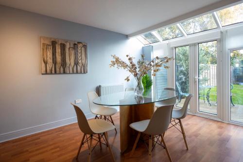 イプスウィッチにあるHolly Closeのガラスのテーブルと椅子のあるダイニングルーム