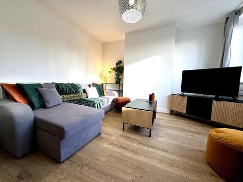 Una sala de estar con un sofá y un televisor de pantalla plana. en New Southampton Central House - Parking, 6 Beds, Sleeps 9 - City Centre l Cruise Terminal l Great for Contractors, Friends & Families, en Southampton