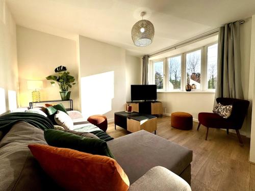 a living room with a couch and a tv at New Southampton Central House - Parking, 6 Beds, Sleeps 9 - City Centre l Cruise Terminal l Great for Contractors, Friends & Families in Southampton