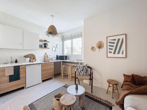 une cuisine et un salon avec un canapé et une table dans l'établissement Le millésimé rémois, à Reims