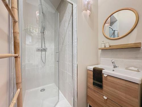 une salle de bain avec une douche, un lavabo et un miroir dans l'établissement Le millésimé rémois, à Reims