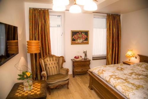 ヴァイデンにあるBoutique Hotel Friedenのベッドと椅子のある寝室
