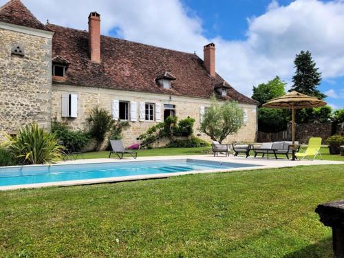 Photo de la galerie de l'établissement Gîte de France à Queyssac les vignes 3 épis - Gîte de France 6 personnes MAE-2031, à Queyssac-les-Vignes