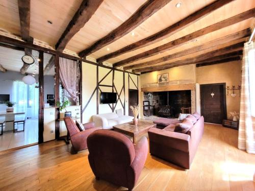 Photo de la galerie de l'établissement Gîte de France à Queyssac les vignes 3 épis - Gîte de France 6 personnes MAE-2031, à Queyssac-les-Vignes