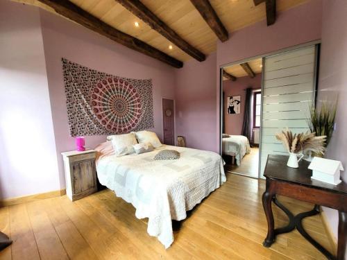 Ένα ή περισσότερα κρεβάτια σε δωμάτιο στο Gîte de France à Queyssac les vignes 3 épis - Gîte de France 6 personnes MAE-2031