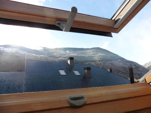 a window with a view of a mountain at Apartamentos L´Era de Baix in Barruera