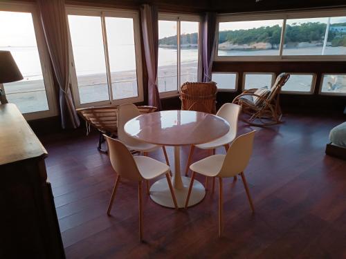 Χώρος καθιστικού στο Beach apartment - Ocean sunset full view