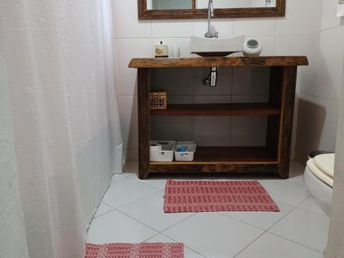 a bathroom with a sink and a mirror at Casa Campobello - centro de Miguel Pereira in Miguel Pereira