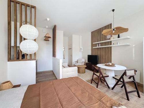 une chambre avec un lit et une table dans une pièce dans l'établissement Le Bru t marnais, à Reims