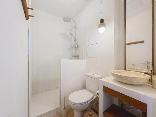 une salle de bain blanche avec un lavabo et des toilettes dans l'établissement Le Bru t marnais, à Reims