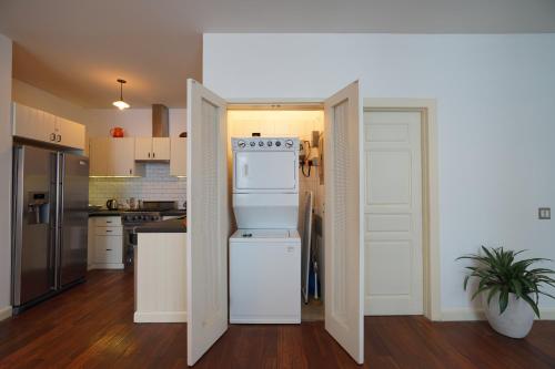 Dapur atau dapur kecil di Casa Mallet by Wynwood House