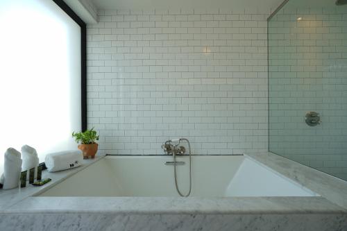 Bilik mandi di Casa Mallet by Wynwood House