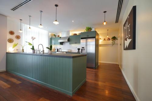 Dapur atau dapur kecil di Casa Mallet by Wynwood House