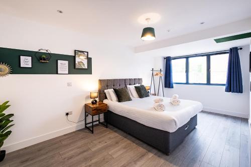 a bedroom with a large bed and a window at Premium CITY Apartment in Hemel Hempstead