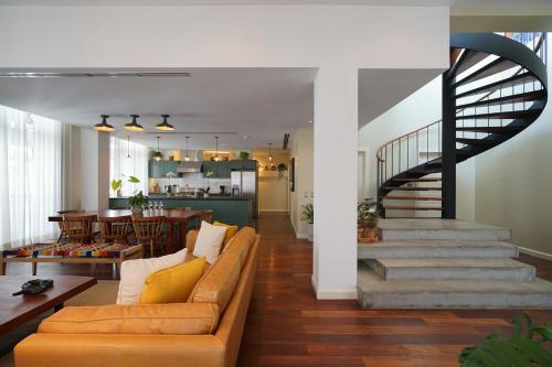 Ruang duduk di Casa Mallet by Wynwood House