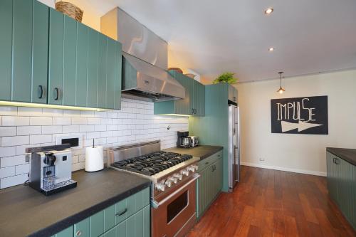 Dapur atau dapur kecil di Casa Mallet by Wynwood House