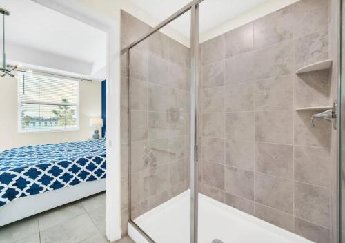 une salle de bain avec une douche en verre et un lit dans l'établissement Luxury 3-Bed Condo in Storey Lake Resort - 3131, à Kissimmee