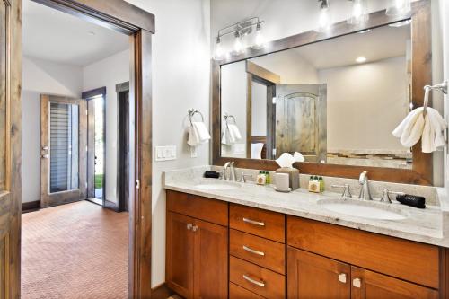 une salle de bain avec deux lavabos et un grand miroir dans l'établissement Spacious Jordanelle Retreat, Minutes to Deer Valley and Park City, Private Hot Tub, Mountain View, à Heber City