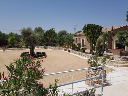 Κήπος έξω από το Villa Casale Bagni with independent pool