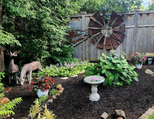 Ein Garten an der Unterkunft Everchanging Seasons-Hot Tub, Game Haven & Central Retreat